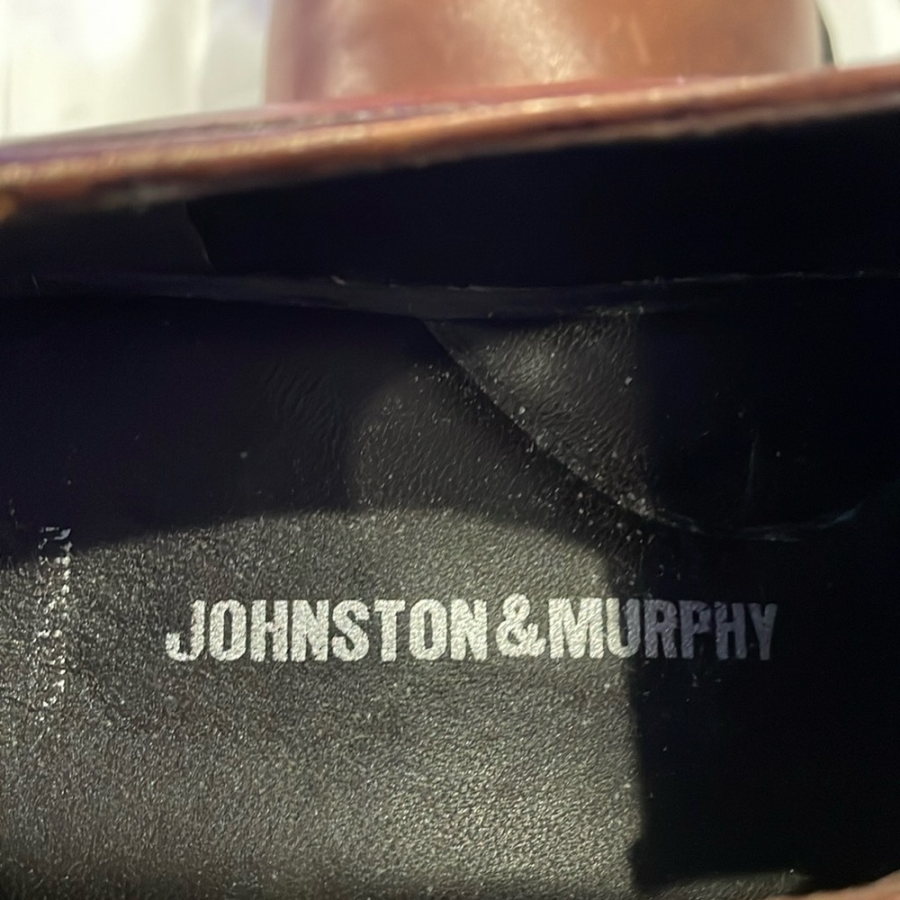 Johhston&Murphy Men’s shoes 91/2 worn once brown excellent condition.
